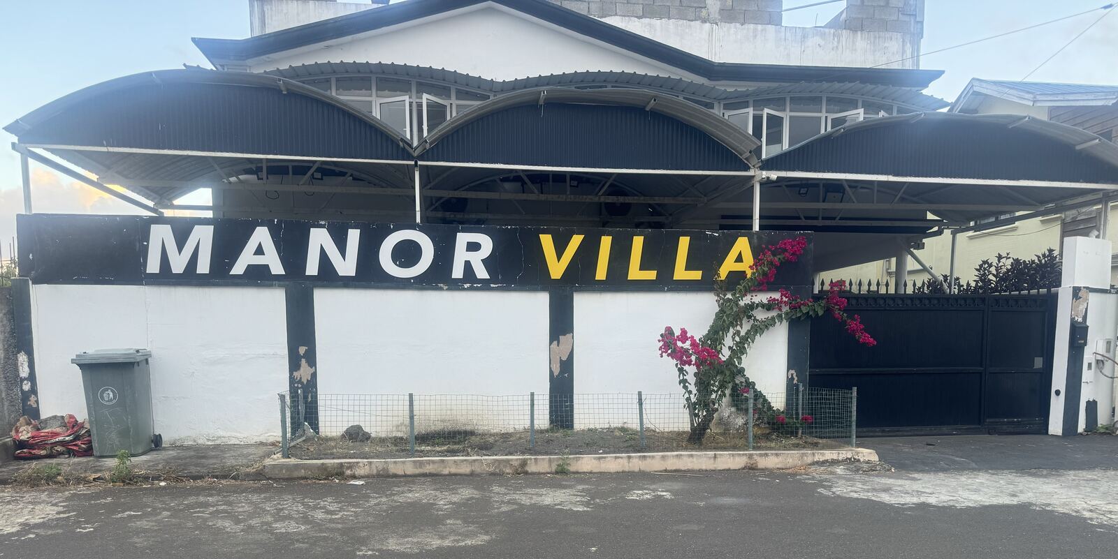 Manor Villa Exterior — Private Guest House near Gris Gris
